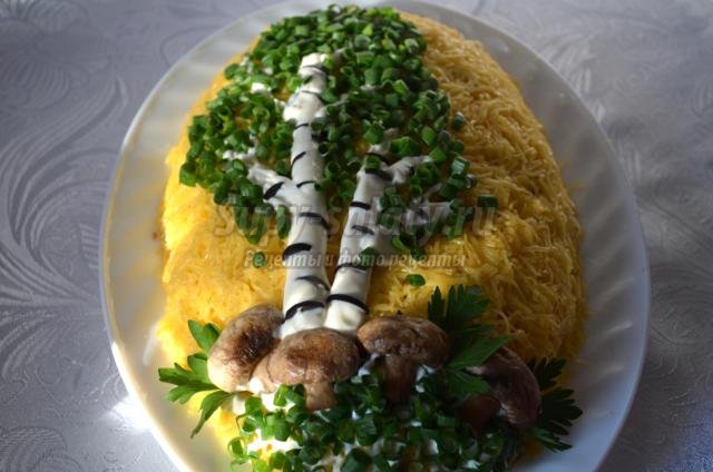 Белая береза с курицей и грибами