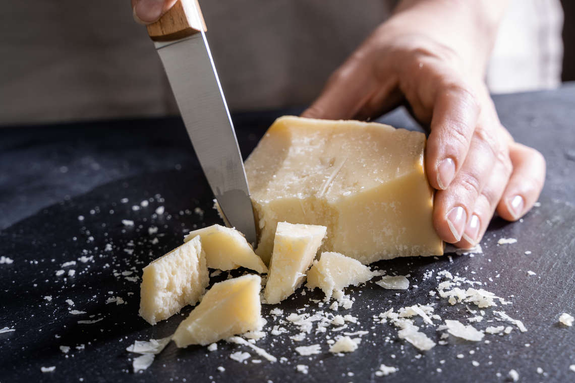 Какирезать сыр пармезан